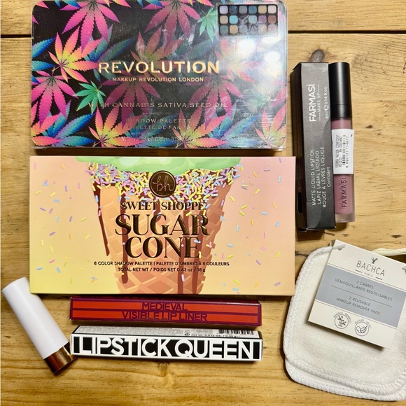 Make-Up Bundle! Puppies, Eyeshadow, lipliners, & makeup remover cloths! - Picture 1 of 9